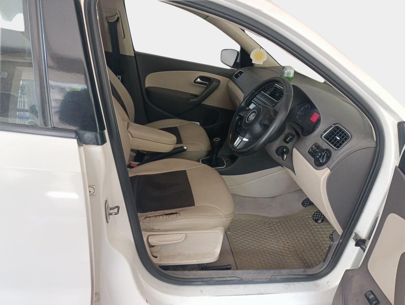 2011 Volkswagen Vento HIGHLINE 1.6 MPI, Petrol, Manual, 2,13,764 km, interior