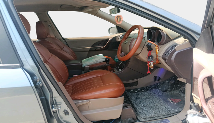 2014 Mahindra XUV500 W4, Diesel, Manual, 1,25,000 km, interior