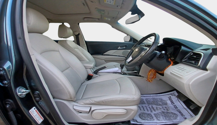 2023 Mahindra XUV300 W8 (O) 1.2 PETROL AMT, Petrol, Automatic, 67,461 km, interior