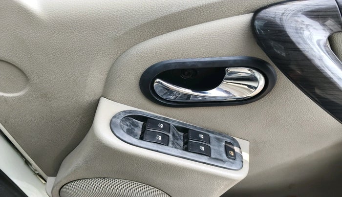 2014 Nissan Terrano XV D THP PREMIUM 110 PS, Diesel, Manual, 1,14,371 km, interior