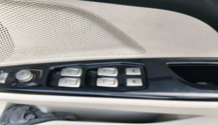 2021 Mahindra XUV300 W8 (O) 1.2 PETROL, Petrol, Manual, 98,306 km, interior