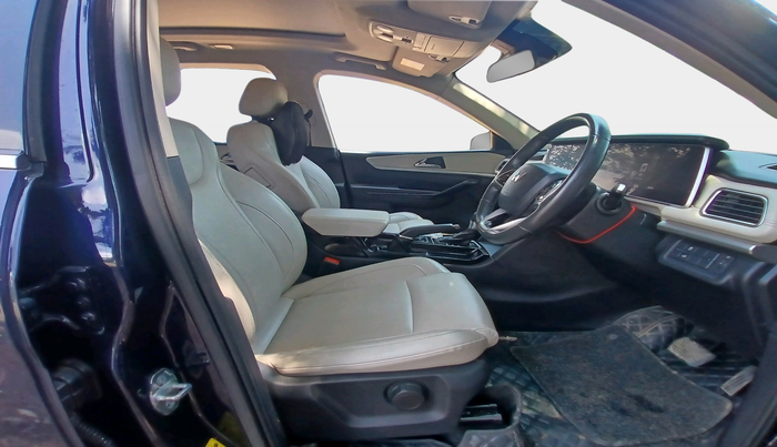 2022 Mahindra XUV700 AX 7 D AT 7 STR, Diesel, Automatic, 82,030 km, interior