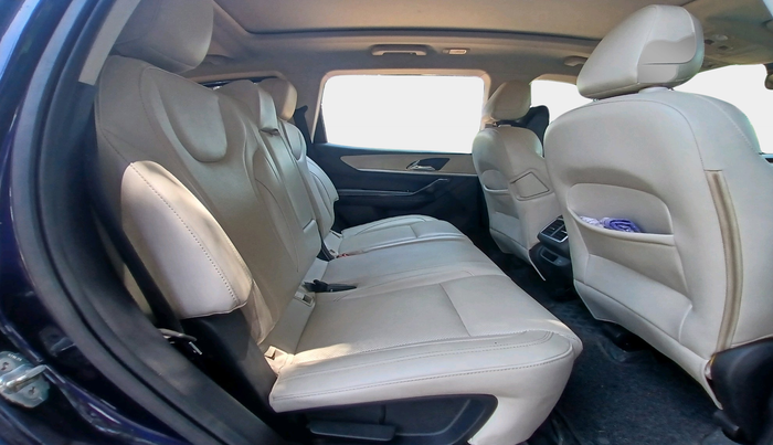 2022 Mahindra XUV700 AX 7 D AT 7 STR, Diesel, Automatic, 82,030 km, interior