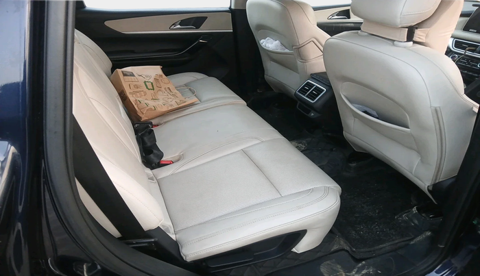 2022 Mahindra XUV700 AX 7 LUXURY D AWD AT 7 STR, Diesel, Automatic, 39,739 km, interior