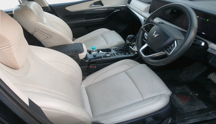 2022 Mahindra XUV700 AX 7 LUXURY D AWD AT 7 STR, Diesel, Automatic, 39,739 km, interior