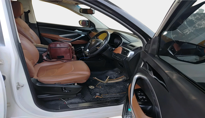 2021 MG HECTOR PLUS SHARP 2.0 DIESEL TURBO MT 6-STR DUAL TONE, Diesel, Manual, 1,44,046 km, interior