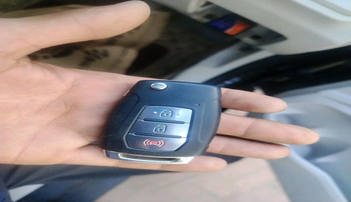 2019 Mahindra XUV300 W8 (O) 1.2 PETROL, Petrol, Manual, 36,203 km, interior