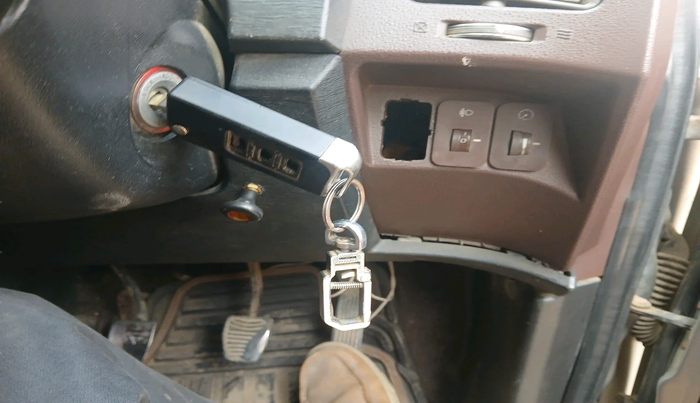 2011 Mahindra XUV500 W8, Diesel, Manual, 1,02,756 km, interior