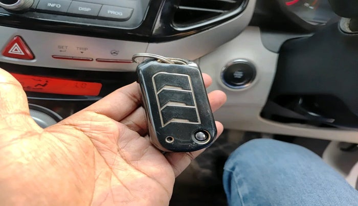 2023 Mahindra XUV300 W8 1.5 DIESEL, Diesel, Manual, 26,363 km, interior