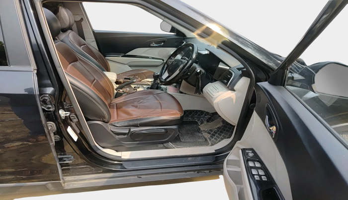 2023 Mahindra XUV300 W8 1.5 DIESEL, Diesel, Manual, 26,363 km, interior