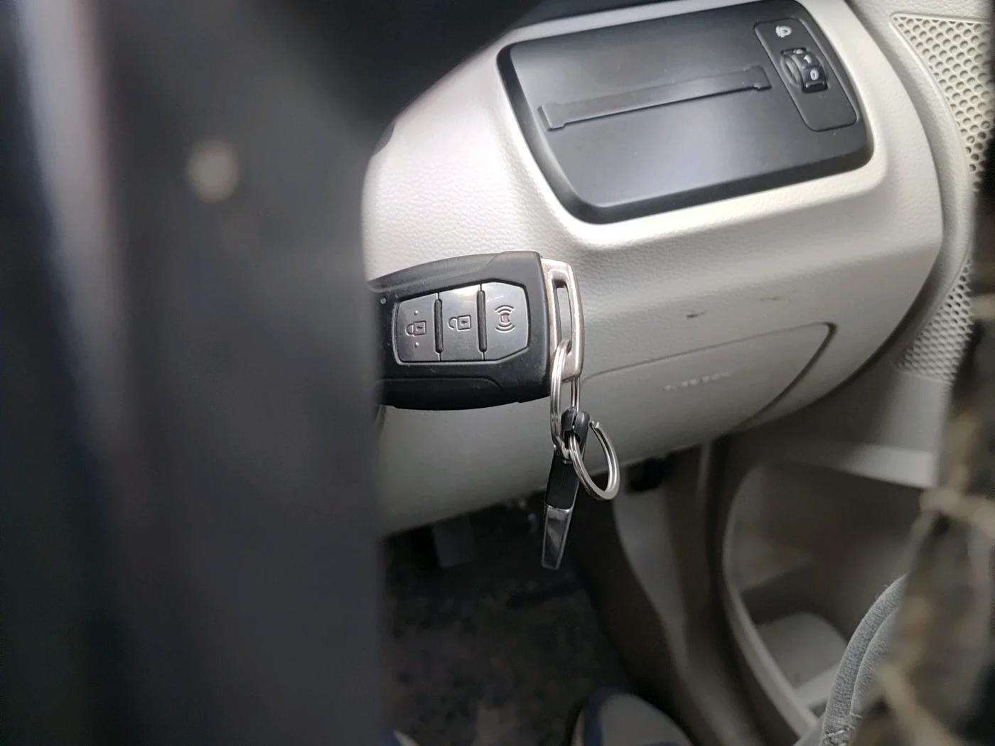 2019 Mahindra XUV300 W6 1.2 PETROL, CNG, Manual, 1,34,014 km, interior