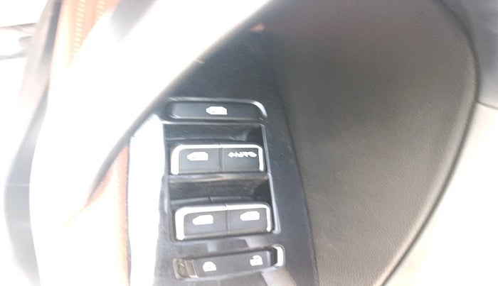 2022 MG HECTOR PLUS SHARP 1.5 TURBO HYBRID MT 6-STR DUAL TONE, Petrol, Manual, 30,783 km, interior