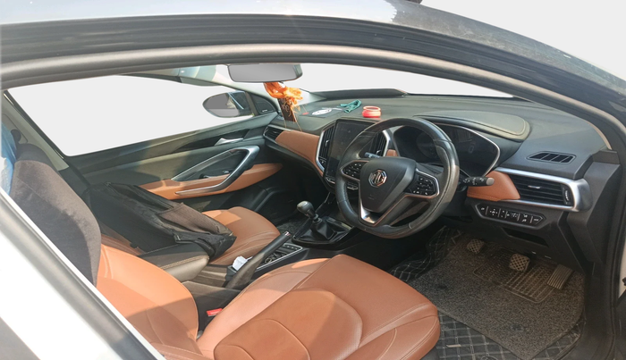 2022 MG HECTOR PLUS SHARP 1.5 TURBO HYBRID MT 6-STR DUAL TONE, Petrol, Manual, 30,783 km, interior