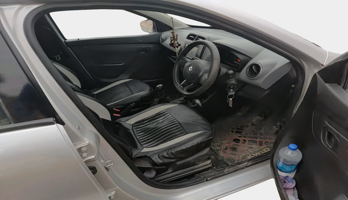 2017 Renault Kwid RXT 1.0, Petrol, Manual, 1,08,062 km, interior