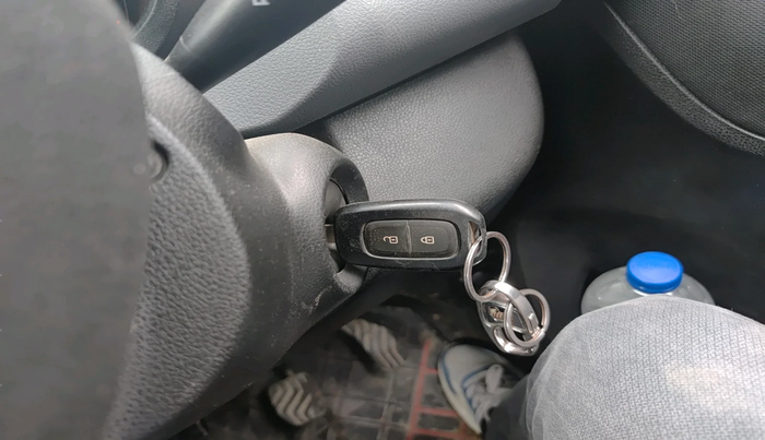 2017 Renault Kwid RXT 1.0, Petrol, Manual, 1,08,062 km, interior