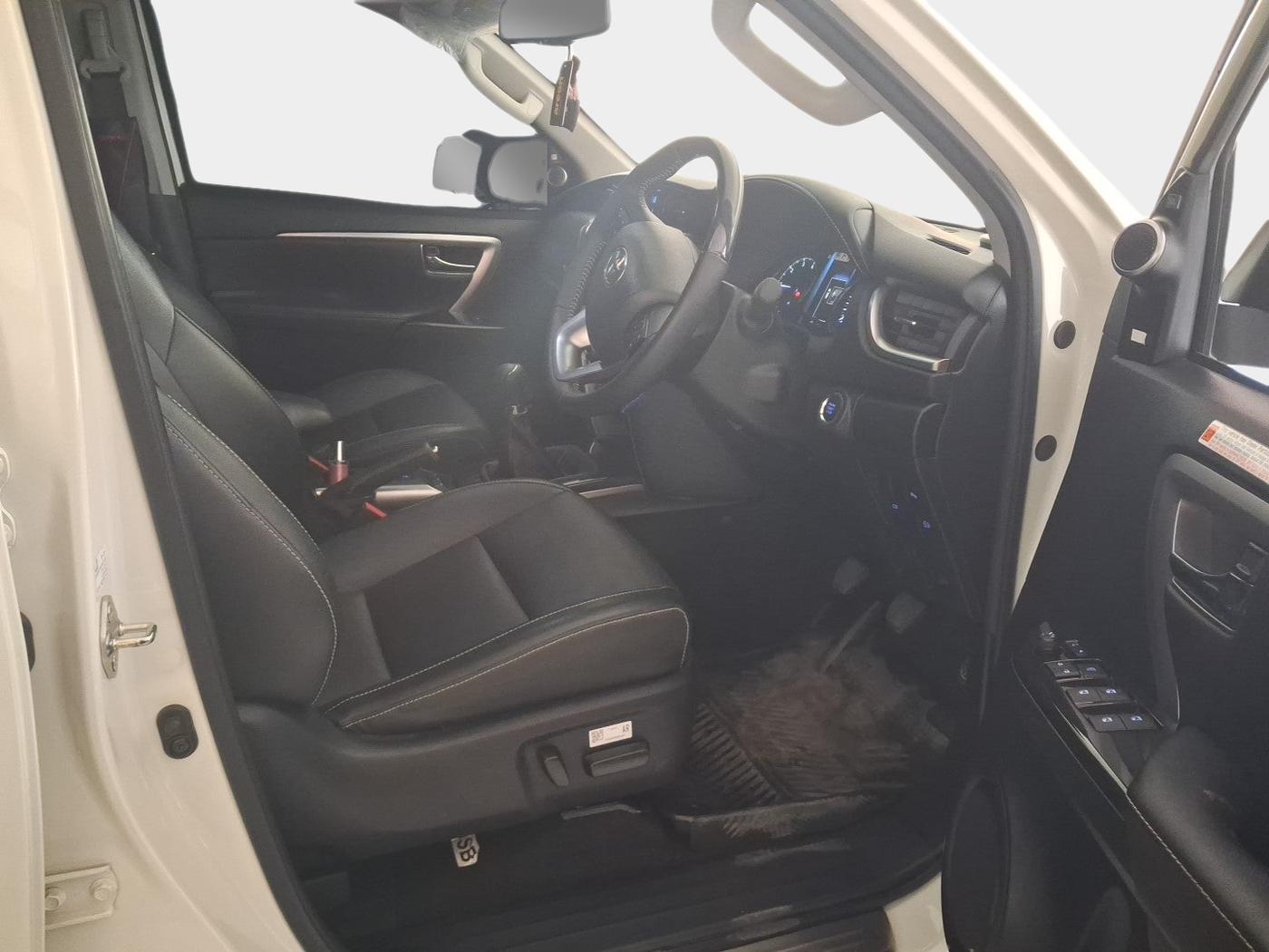 2022 Toyota Fortuner 4X2 MT 2.8 DIESEL, Diesel, Manual, 11,948 km, interior