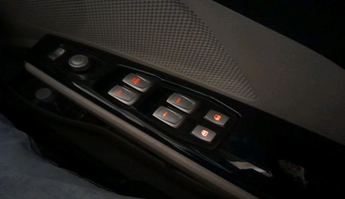 2021 Mahindra XUV300 W8 1.5 Diesel Dual Tone, Diesel, Manual, 28,745 km, interior