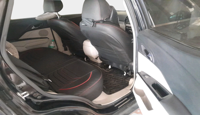 2021 Mahindra XUV300 W8 1.5 Diesel Dual Tone, Diesel, Manual, 28,745 km, interior