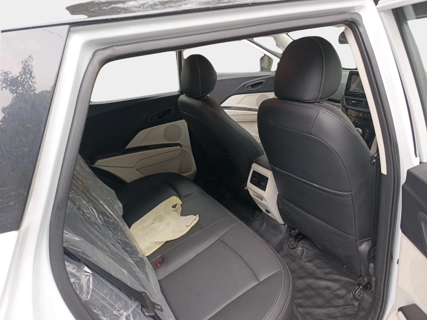 2025 Mahindra XUV 3XO REVX M (O)1.2 Petrol, Petrol, Manual, 843 km, interior
