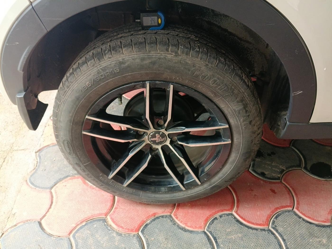 2018 Tata NEXON XZ PETROL, Petrol, Manual, 27,874 km, tyre
