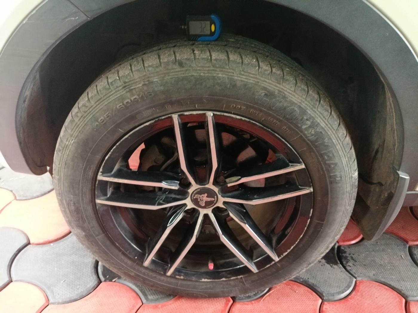 2018 Tata NEXON XZ PETROL, Petrol, Manual, 27,874 km, tyre
