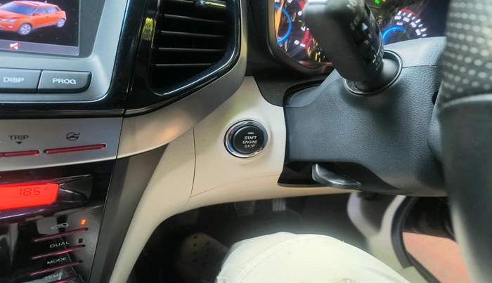 2021 Mahindra XUV300 W8 (O) 1.2 PETROL, Petrol, Manual, 54,482 km, interior