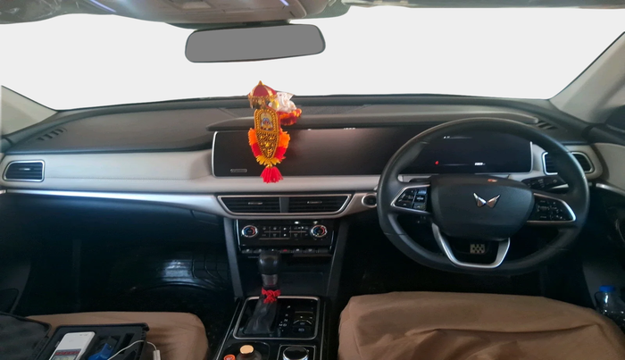 2022 Mahindra XUV700 AX 7 LUXURY P AT 7 STR, Petrol, Automatic, 93,809 km, interior