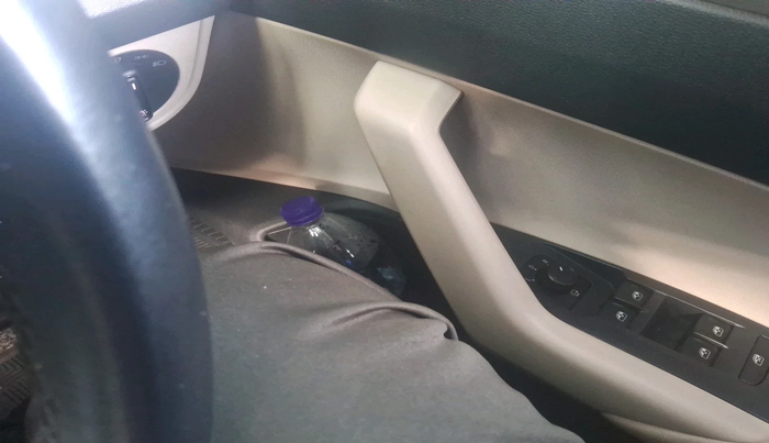 2022 Volkswagen VIRTUS HIGHLINE TSI 1.0 MT, Petrol, Manual, 30,373 km, interior