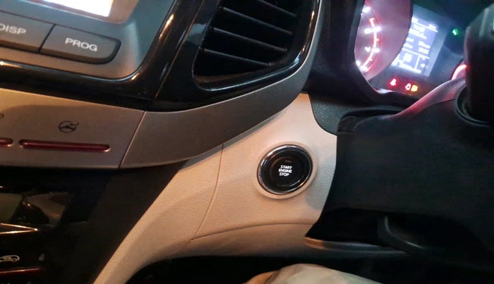 2021 Mahindra XUV300 W8 1.2 PETROL, Petrol, Manual, 26,000 km, interior