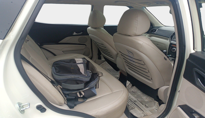 2022 Mahindra XUV300 W8 (O) 1.2 PETROL AMT, Petrol, Automatic, 13,086 km, interior