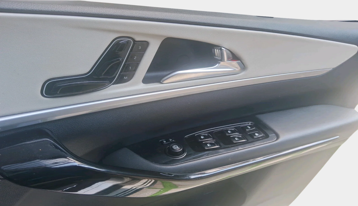 2021 Mahindra XUV700 AX 7 P AT 7 STR, Petrol, Automatic, 32,879 km, interior