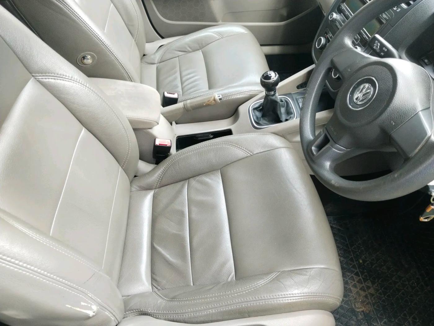 2010 Volkswagen Jetta TRENDLINE 2.0L TDI, Diesel, Manual, 1,00,740 km, interior