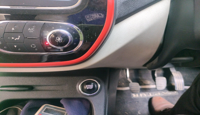 2017 Renault Captur RXT DIESEL DUAL TONE, Diesel, Manual, 1,00,658 km, interior