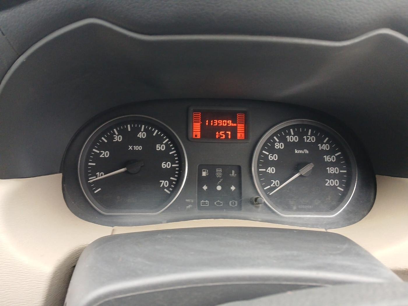 2014 Nissan Terrano XV D THP PREMIUM 110 PS, Diesel, Manual, 1,13,909 km, interior