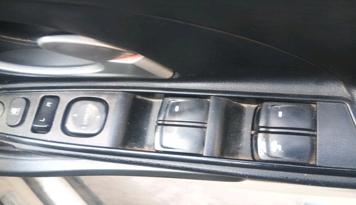 2018 Mahindra XUV500 W6, Diesel, Manual, 72,773 km, interior