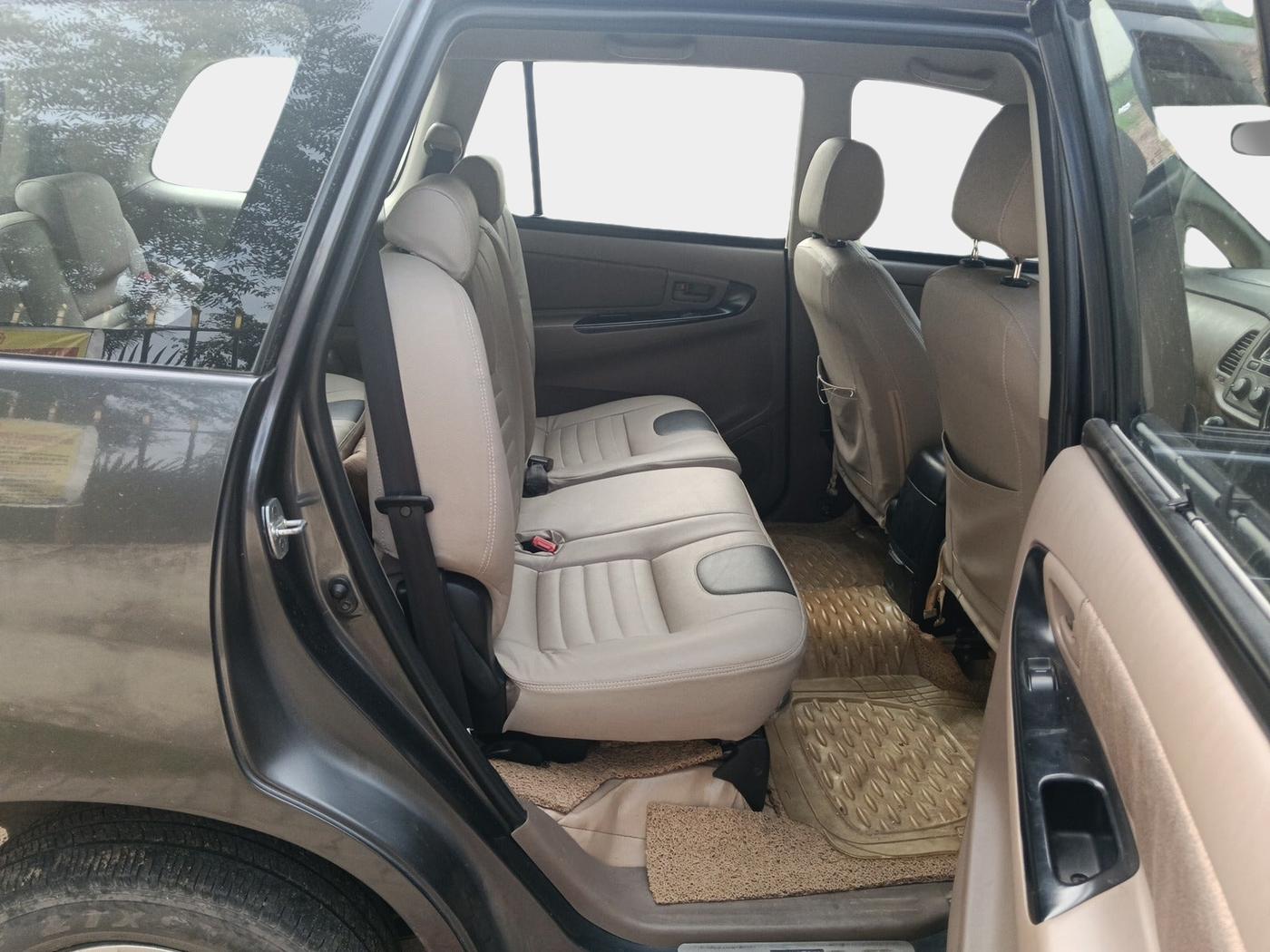 2015 Toyota Innova 2.5 GX 8 STR, Diesel, Manual, 79,465 km, interior