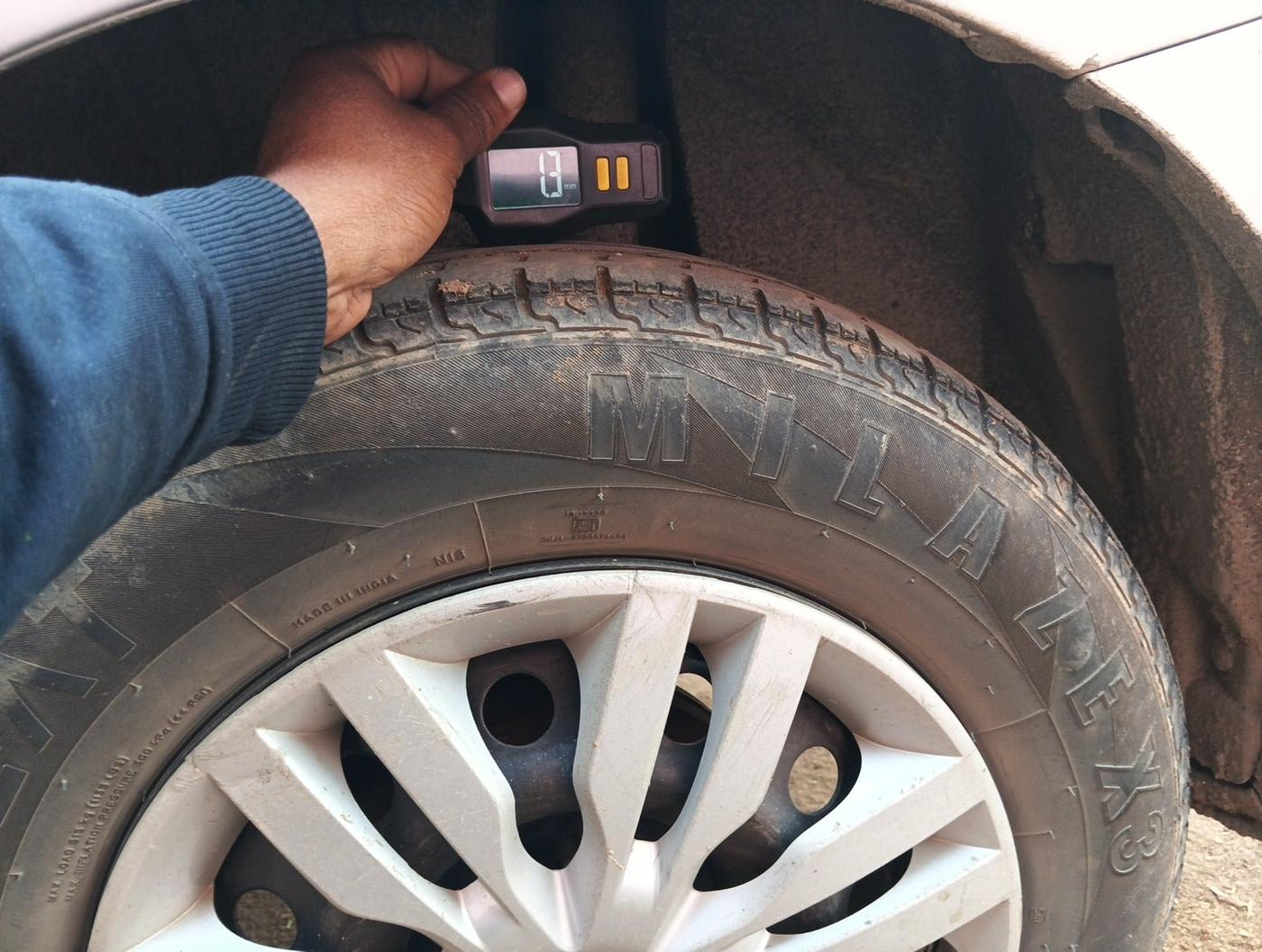 2017 Maruti Dzire VXI, Petrol, Manual, 1,63,431 km, tyre