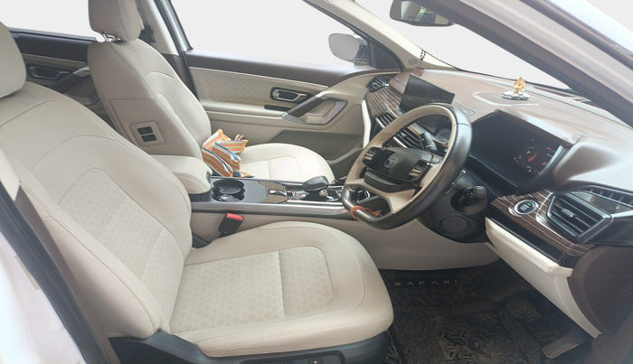 2024 Tata Safari ACCOMPLISHED PLUS 6 STR DUAL TONE AT, Diesel, Automatic, 48,500 km, interior