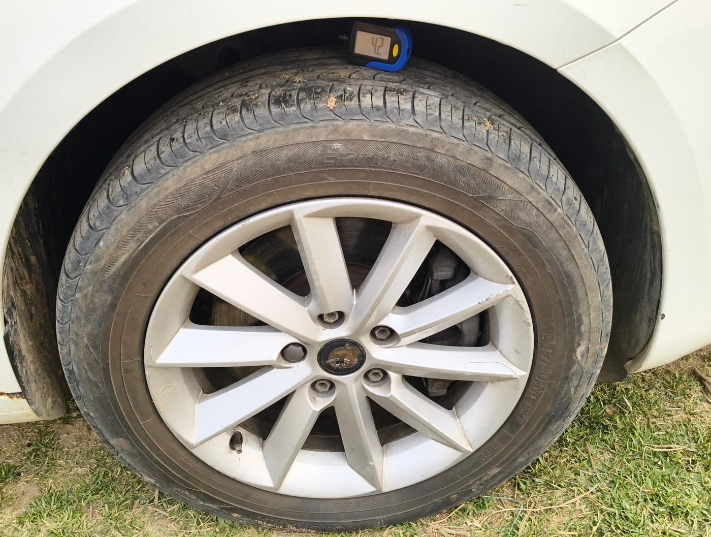 2015 Skoda Superb ELEGANCE 1.8 TSI MT, Petrol, Manual, 45,357 km, tyre