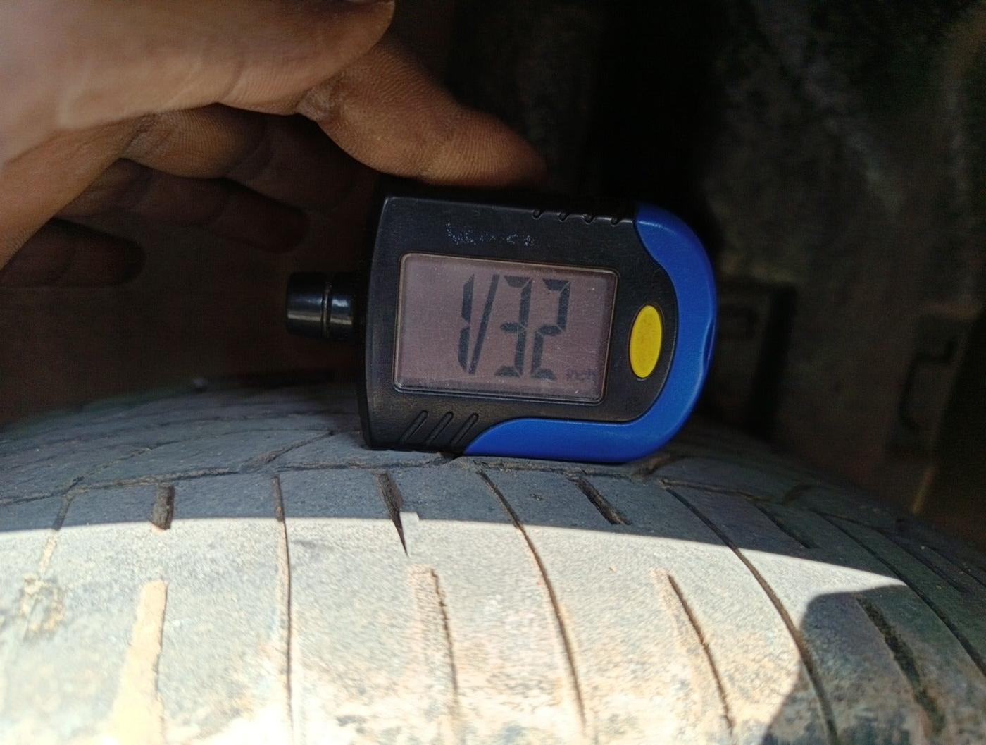 2011 Toyota Etios V, Petrol, Manual, 90,199 km, tyre