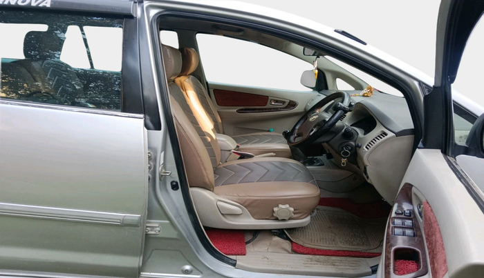 2012 Toyota Innova VX 2.5 8 STR, Diesel, Manual, 2,82,368 km, interior