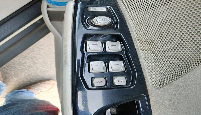 2019 Mahindra XUV300 W8 (O) 1.5 DIESEL, Diesel, Manual, 1,36,931 km, interior