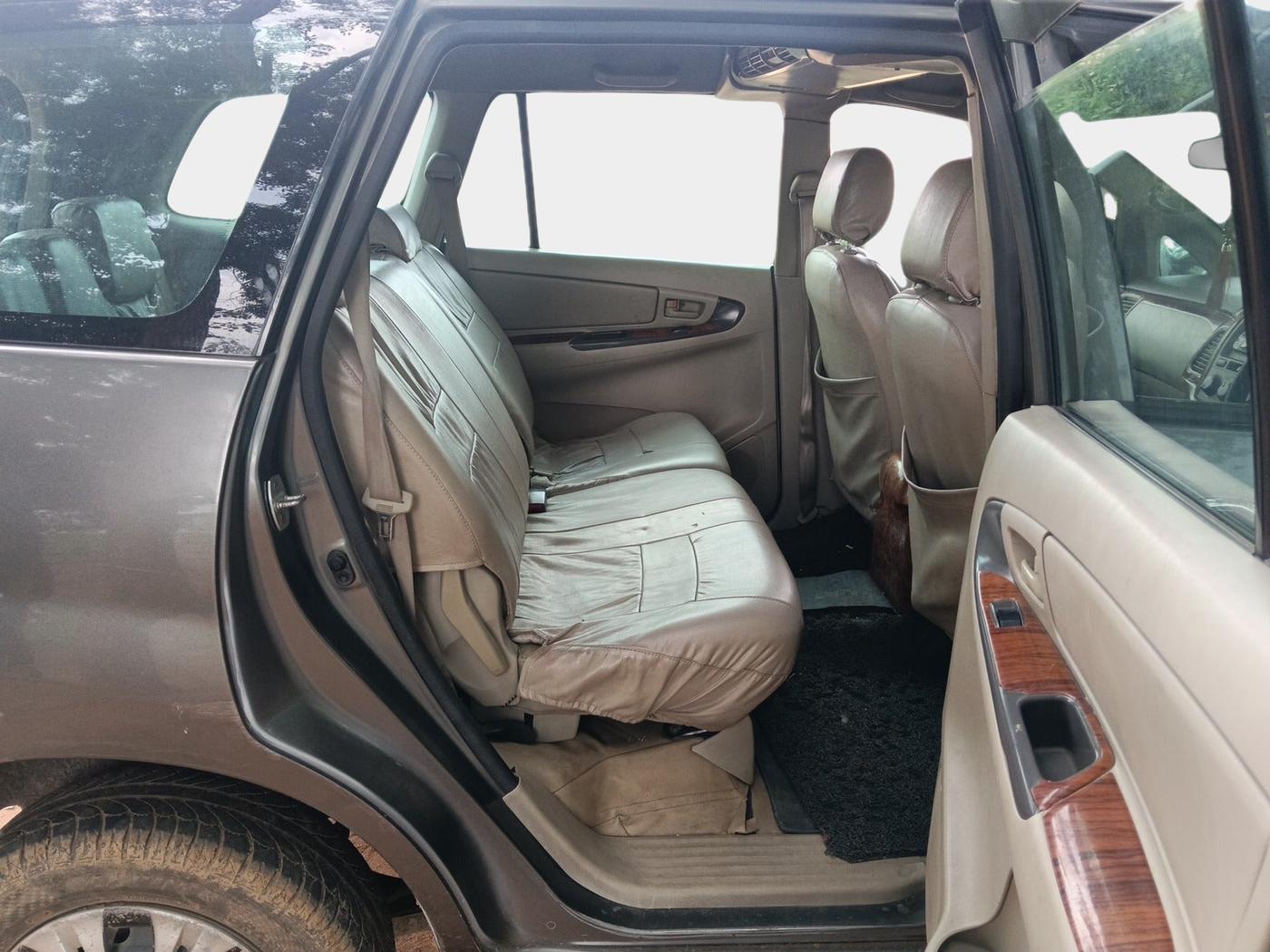 2012 Toyota Innova 2.5 G2 8STR, Diesel, Manual, 1,95,000 km, interior
