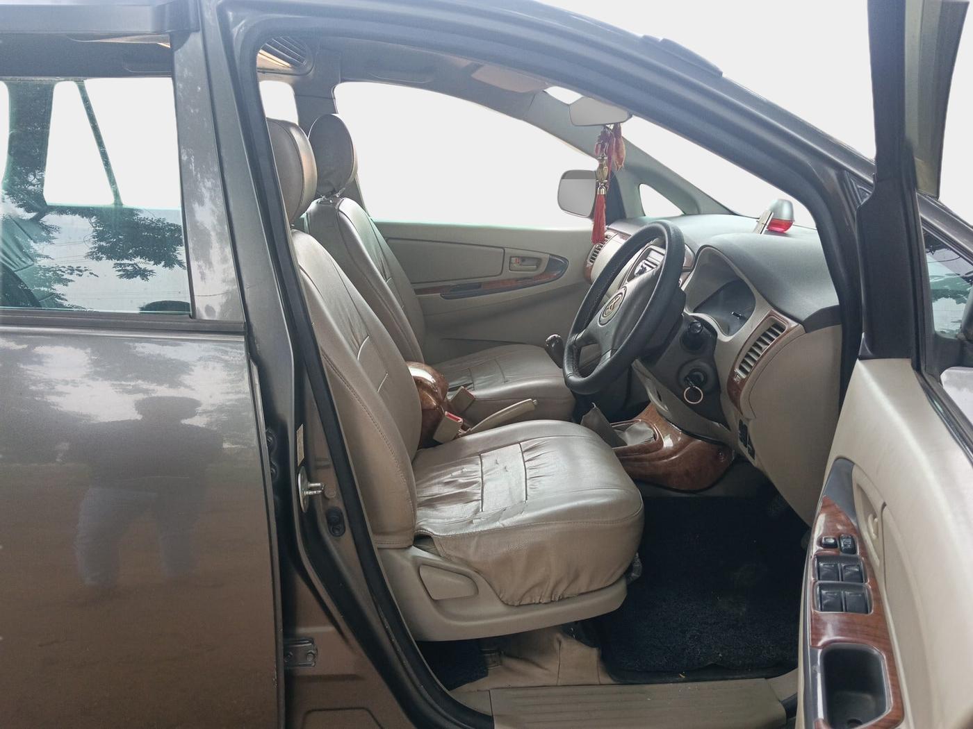 2012 Toyota Innova 2.5 G2 8STR, Diesel, Manual, 1,95,000 km, interior