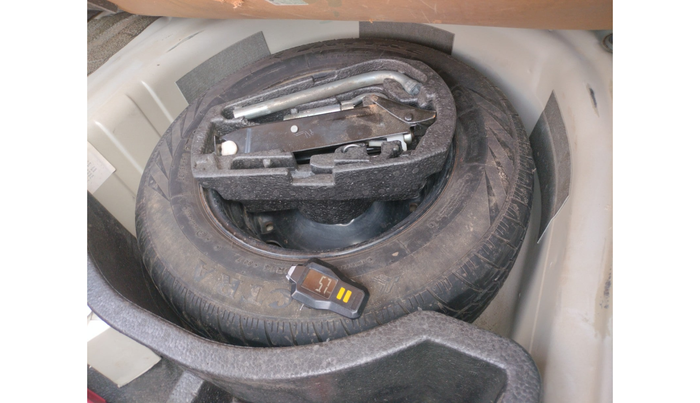 2011 Volkswagen Vento HIGHLINE 1.6 MPI, Petrol, Manual, 34,119 km, tyre