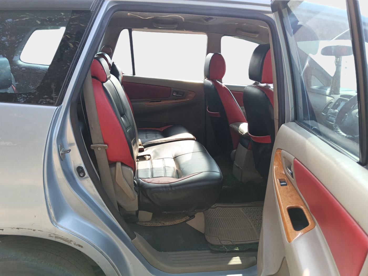 2011 Toyota Innova V 2.5 8 STR, Diesel, Manual, 1,66,675 km, interior