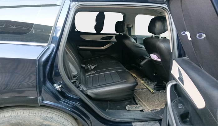 2023 Mahindra XUV700 MX D MT 5 STR, Diesel, Manual, 51,317 km, interior