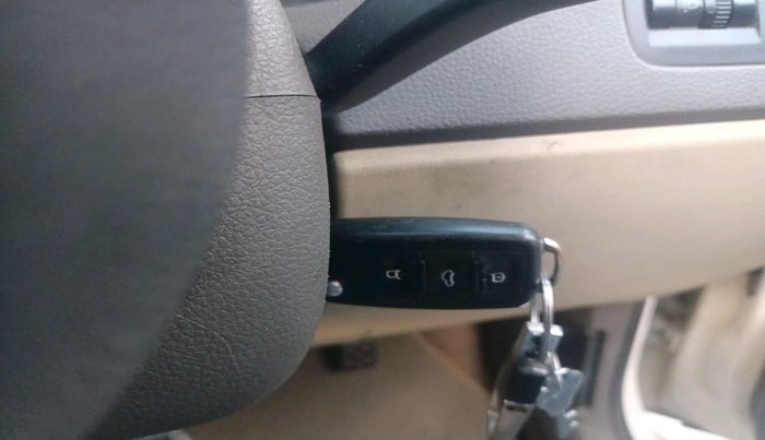 2013 Volkswagen Vento COMFORTLINE DIESEL 1.6, Diesel, Manual, 1,70,093 km, interior