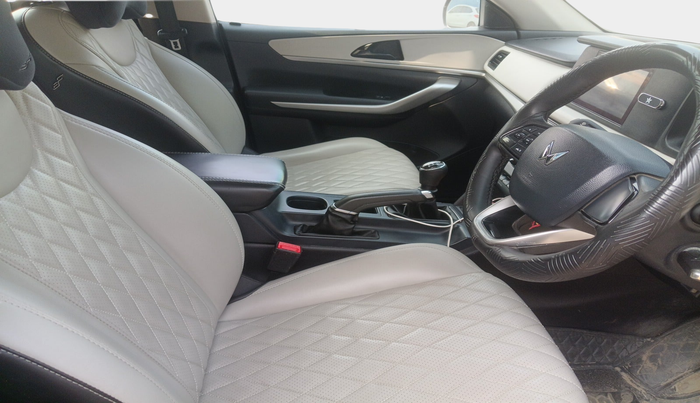 2022 Mahindra XUV700 MX D MT 5 STR, Diesel, Manual, 1,09,300 km, interior