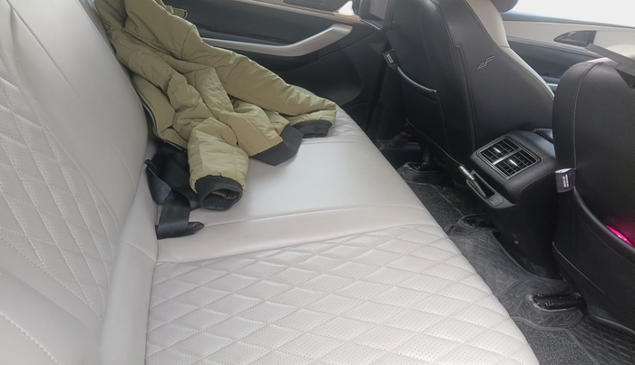 2022 Mahindra XUV700 MX D MT 5 STR, Diesel, Manual, 1,09,300 km, interior